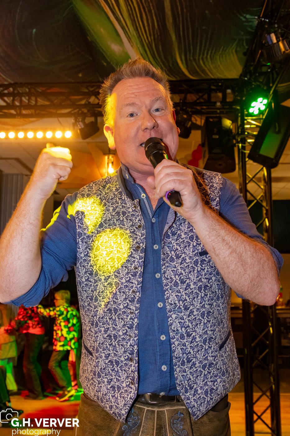 Ronald van KRYNER PARTY live op het podium in après-ski-outfit